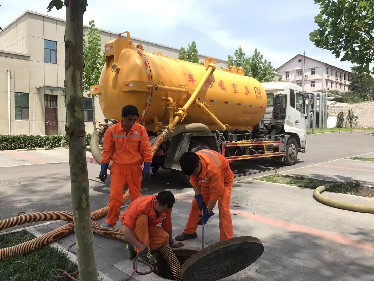 福绵管道疏通车停在窨井附近