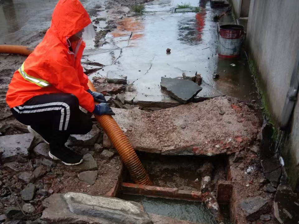 福绵专业清理污水池 炜誉市政以规范流程守护城市 “肠道”